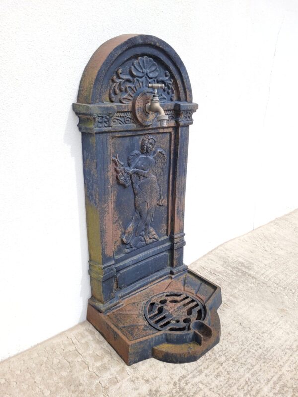 Fontaine mural en fonte pour le jardin 02