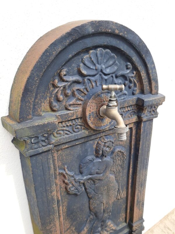 Fontaine mural en fonte pour le jardin 04