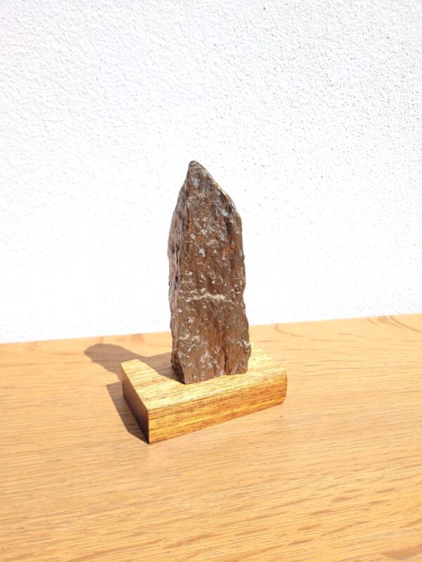 Sculpture d'un grand Menhir sur socle 01