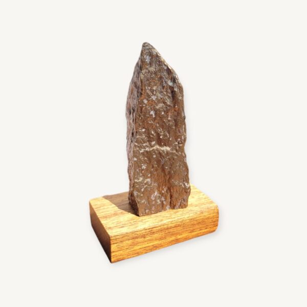 Sculpture d'un grand Menhir sur socle 06