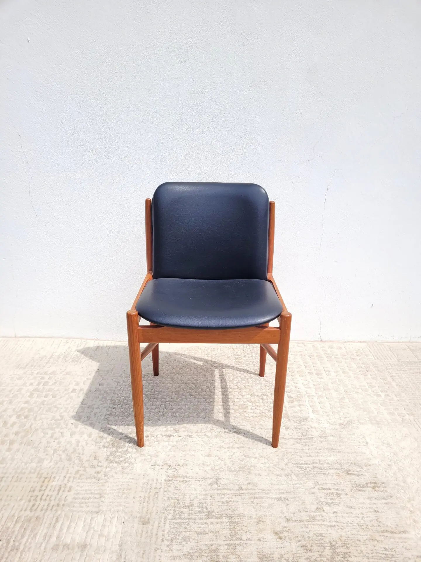 Chaise scandinave en teck et simili cuir 1960 01