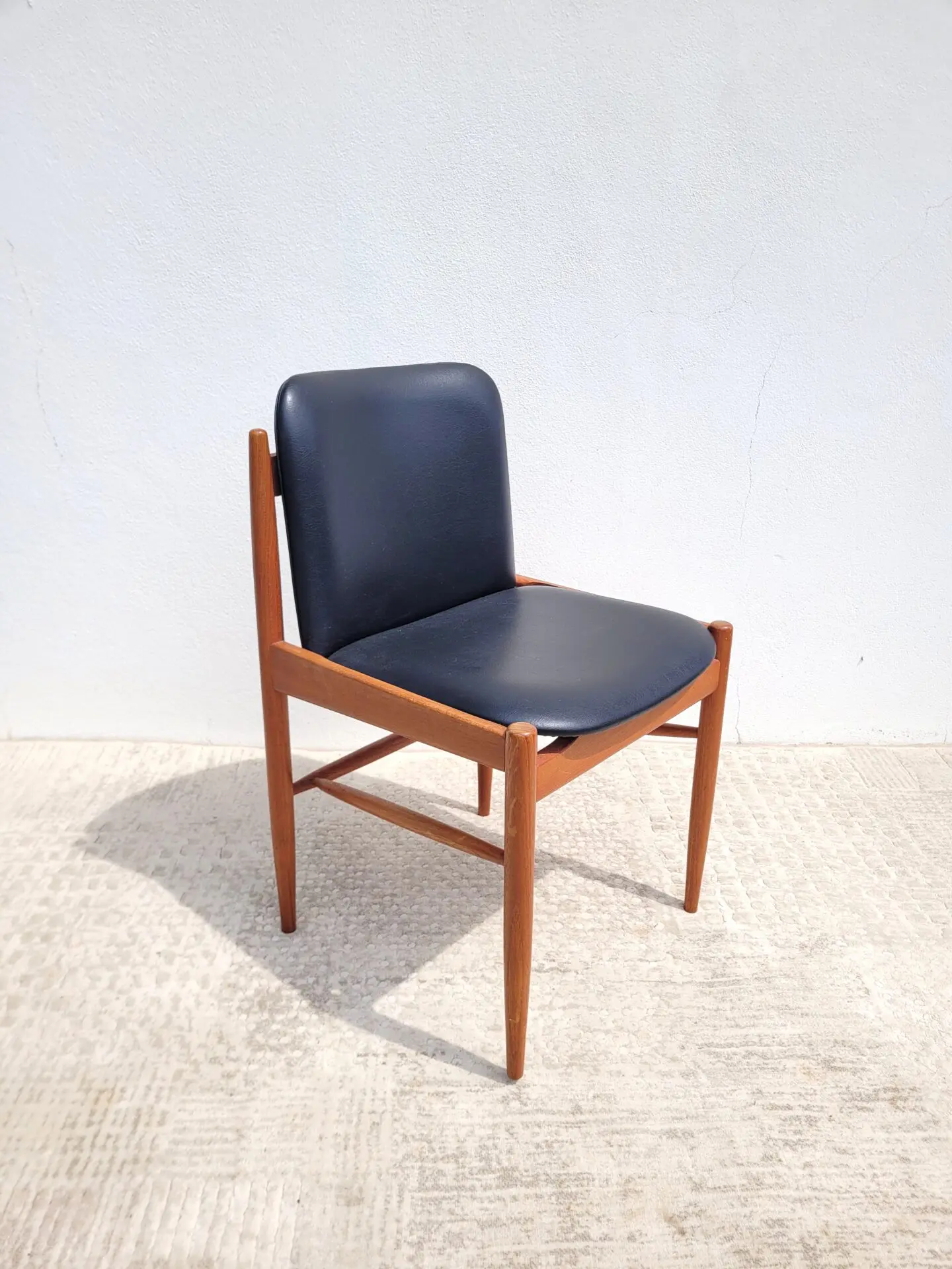 Chaise scandinave en teck et simili cuir 1960 02