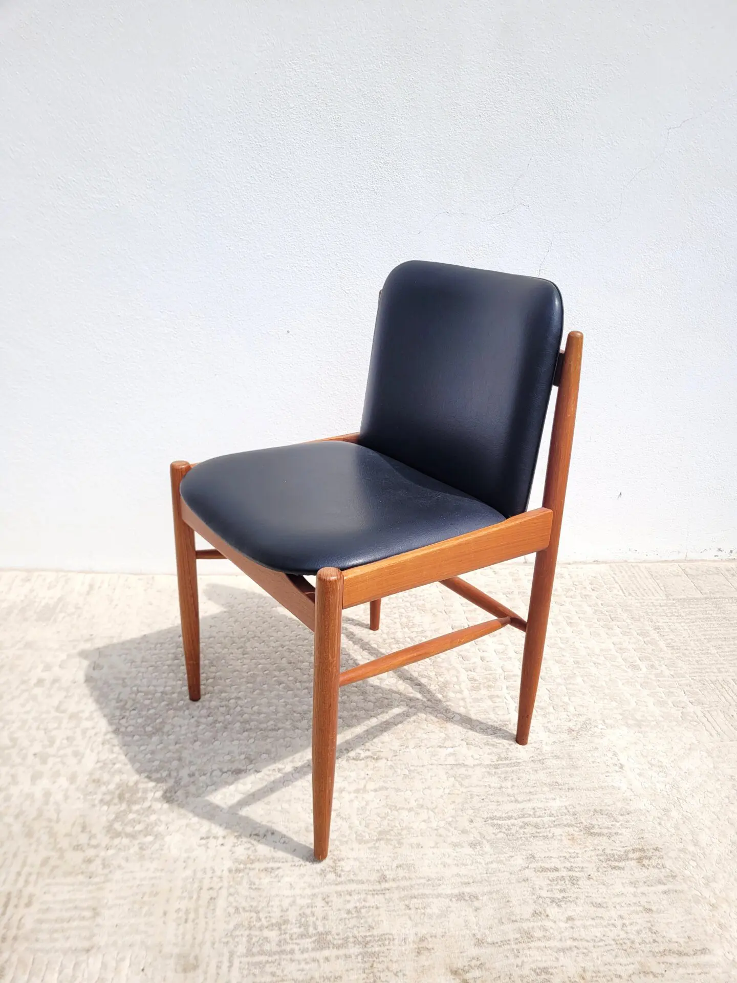 Chaise scandinave en teck et simili cuir 1960 03