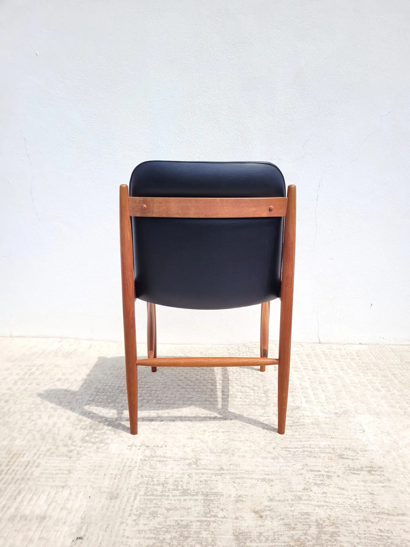 Chaise scandinave en teck et simili cuir 1960 04