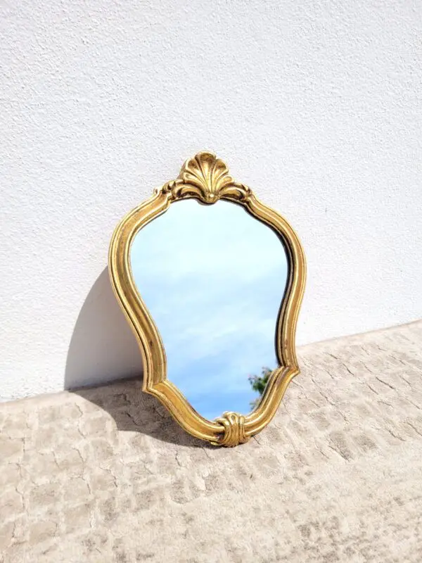Petit miroir doré 22x32cm fronton coquille 01