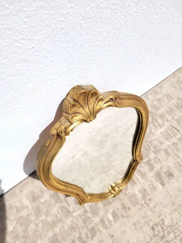 Petit miroir doré 22x32cm fronton coquille 02