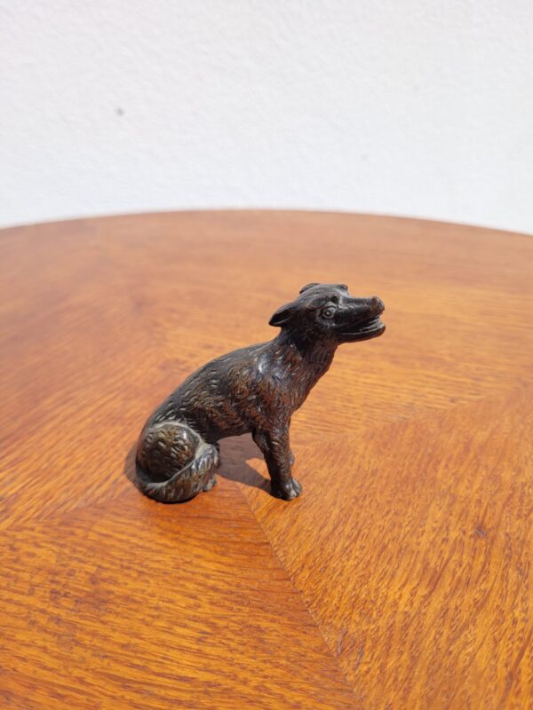 Petite statuette chien en bronze 01