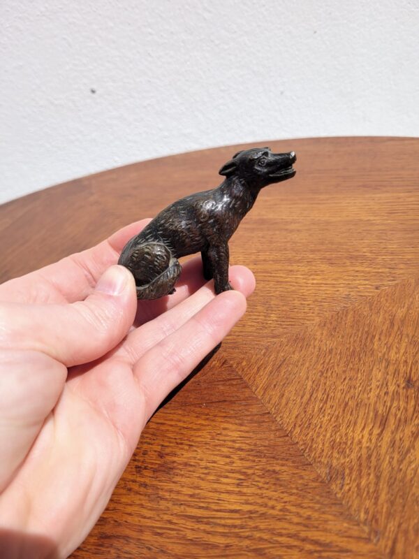 Petite statuette chien en bronze 05