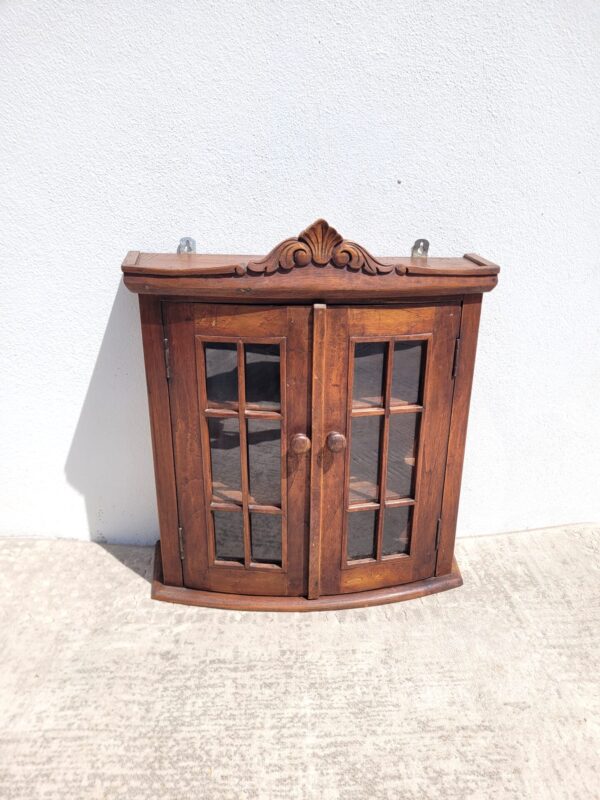 Petite vitrine ancienne en bois avec fronton 01