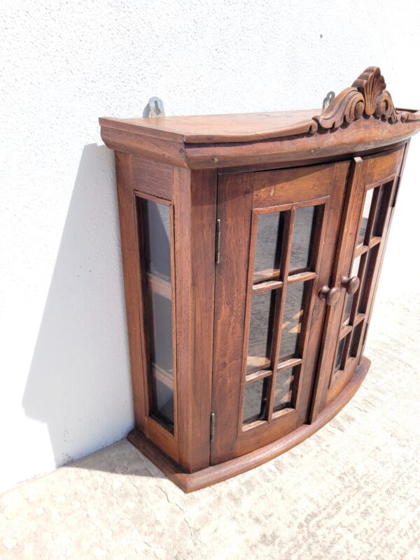 Petite vitrine ancienne en bois avec fronton 02