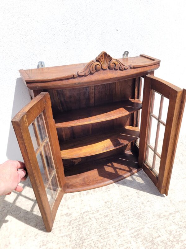 Petite vitrine ancienne en bois avec fronton 05