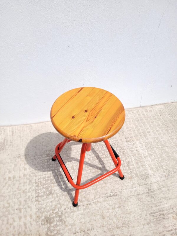 Tabouret d'atelier à vis rouge 02