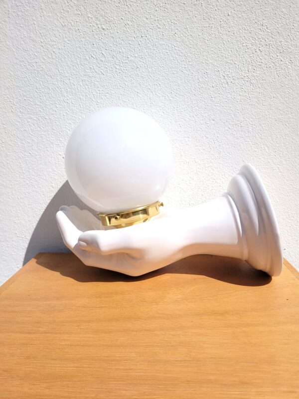 Lampe d'applique main et globe blanc 01