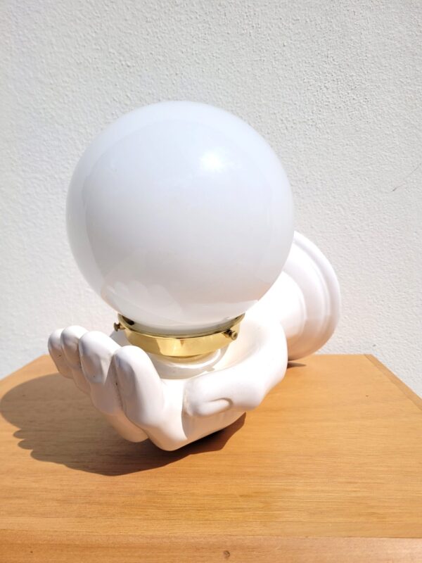 Lampe d'applique main et globe blanc 02