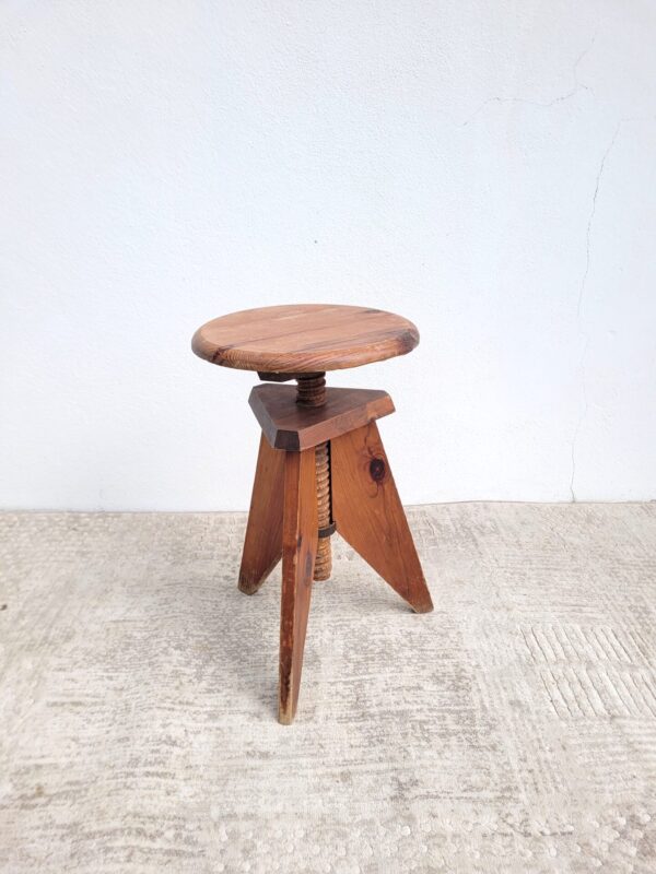 Tabouret pivotant réglable en bois 01