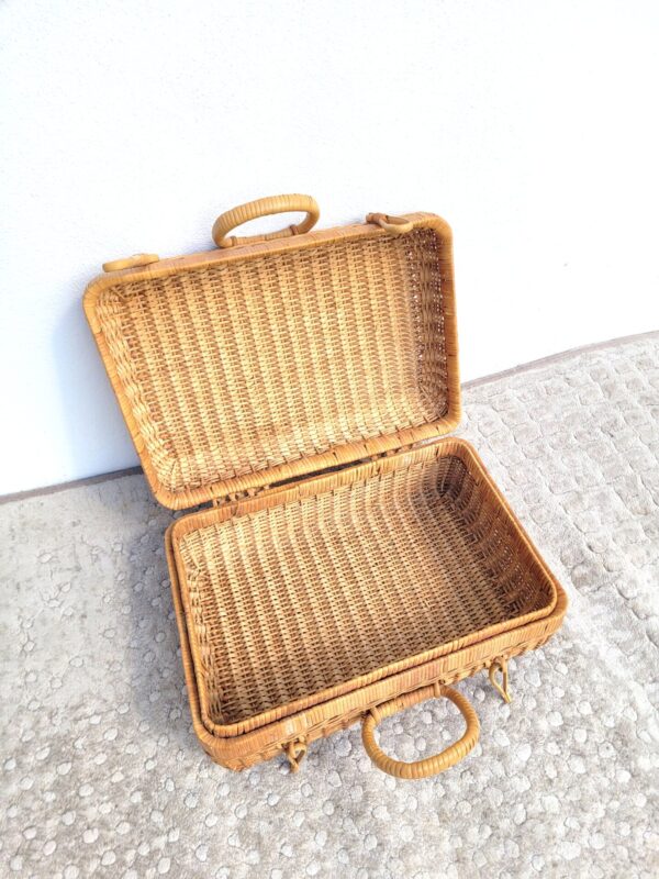 Valise vintage en rotin vers 1970 02