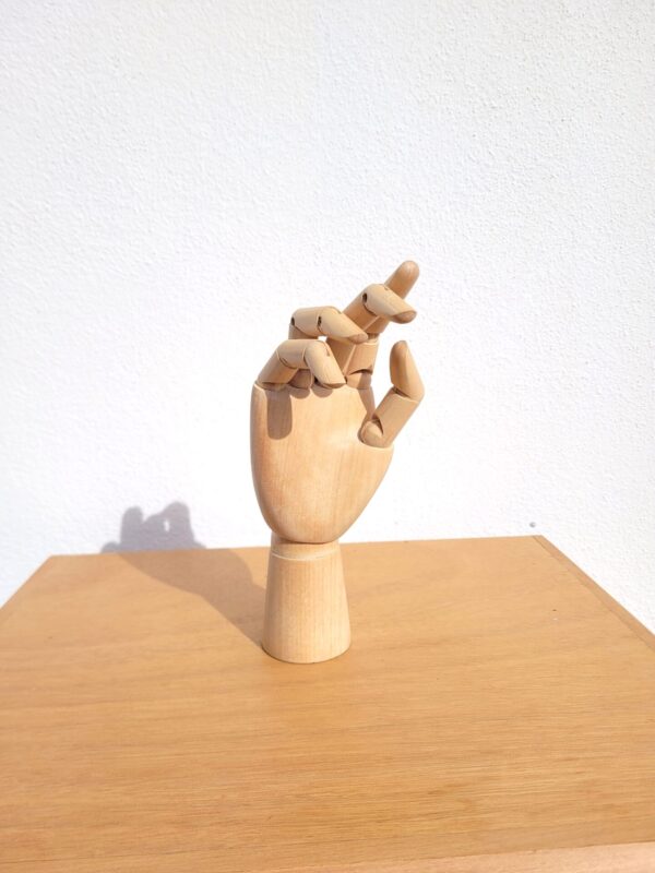 Mannequin main articulée en bois porte bagues 01