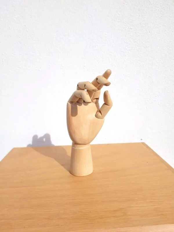 Mannequin main articulée en bois porte bagues 01