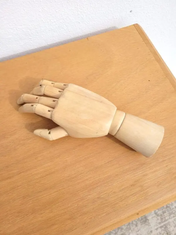 Mannequin main articulée en bois porte bagues 04