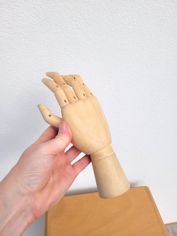 Mannequin main articulée en bois porte bagues 05