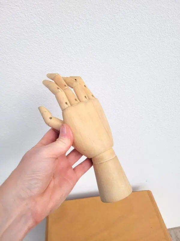 Mannequin main articulée en bois porte bagues 05