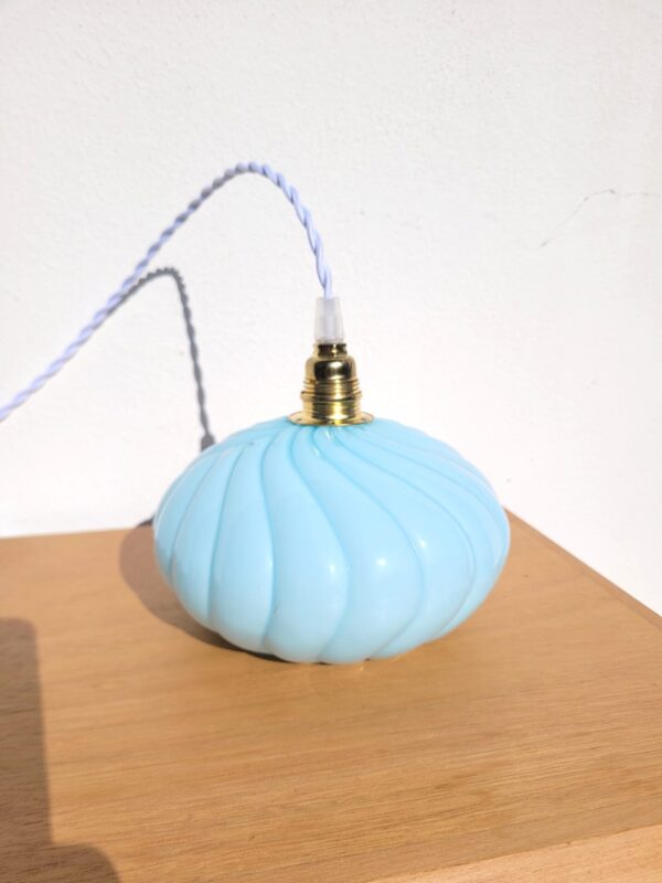 Lampe baladeuse vintage en opaline bleue 01