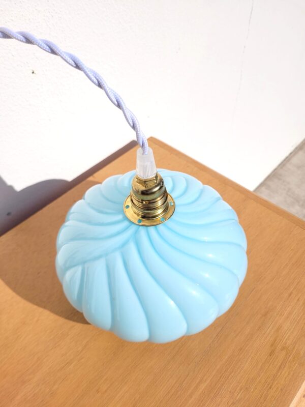 Lampe baladeuse vintage en opaline bleue 02