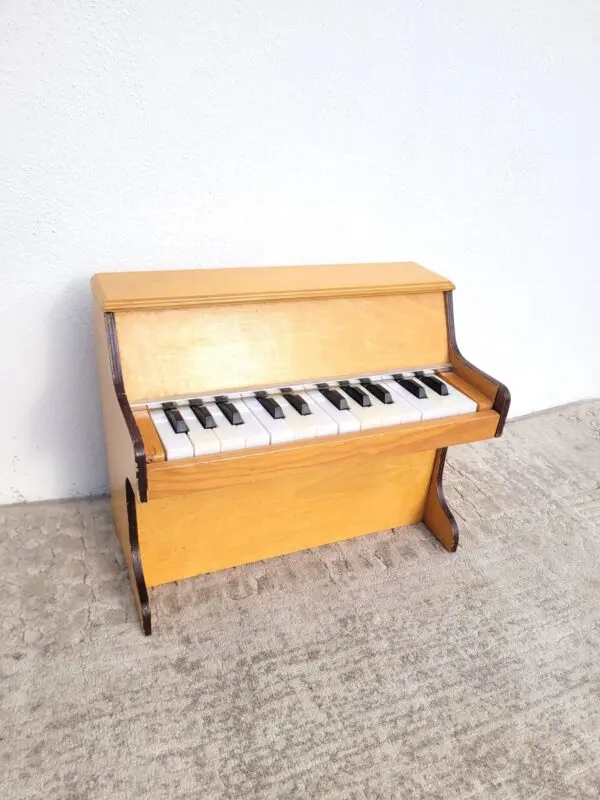 Piano jouet miniature vintage en bois blond 01