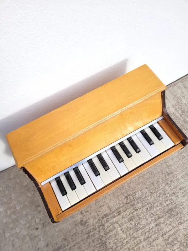 Piano jouet miniature vintage en bois blond 03