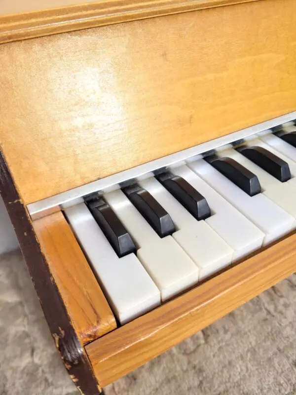 Piano jouet miniature vintage en bois blond 04