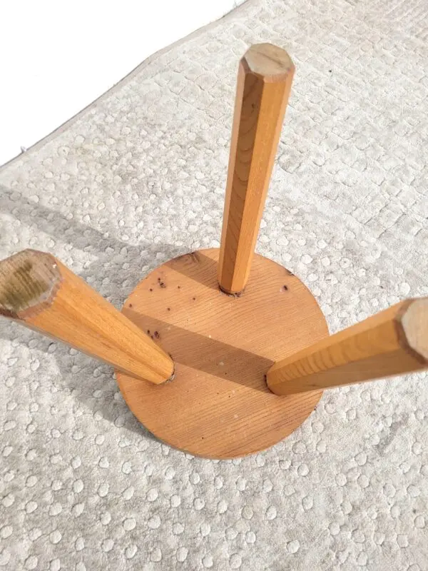 Tabouret bas tripode en frêne 05