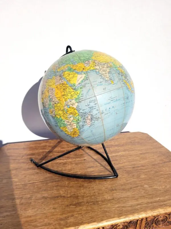 Globe terrestre mappemonde vintage vers 1950 01