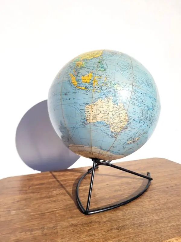 Globe terrestre mappemonde vintage vers 1950 02