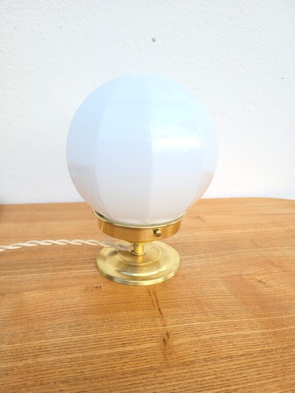 Lampe globe vintage opaline à facettes 01