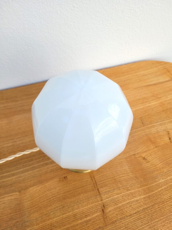 Lampe globe vintage opaline à facettes 02