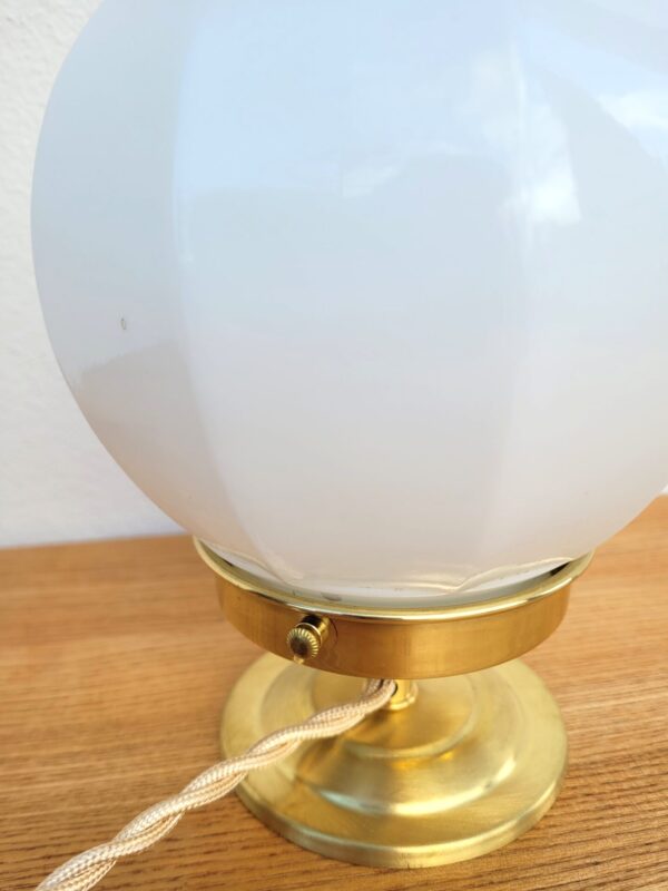 Lampe globe vintage opaline à facettes 04