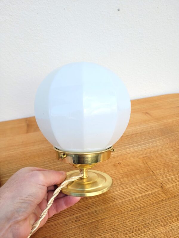 Lampe globe vintage opaline à facettes 05