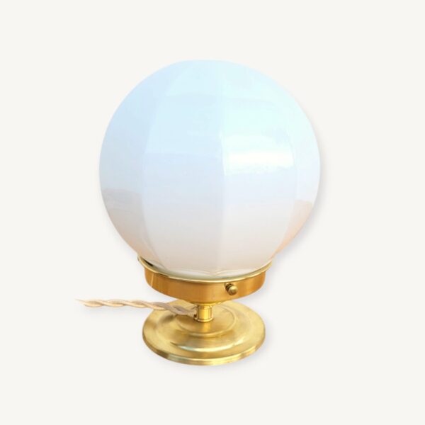 Lampe globe vintage opaline à facettes 06