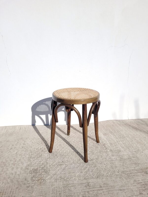 Tabouret bas canné et bois courbé 01