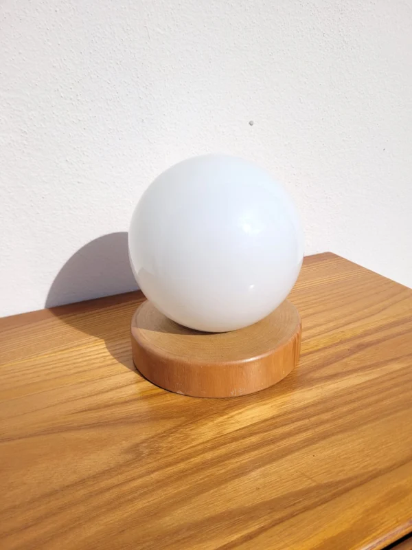 Lampe plafonnier pin et globe blanc 01
