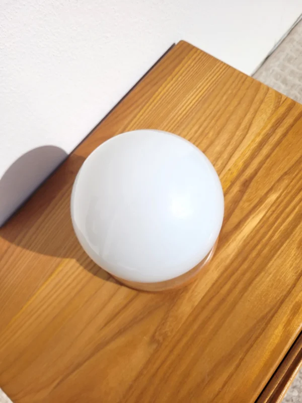 Lampe plafonnier pin et globe blanc 02