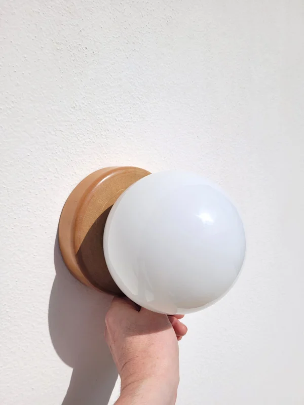 Lampe plafonnier pin et globe blanc 03
