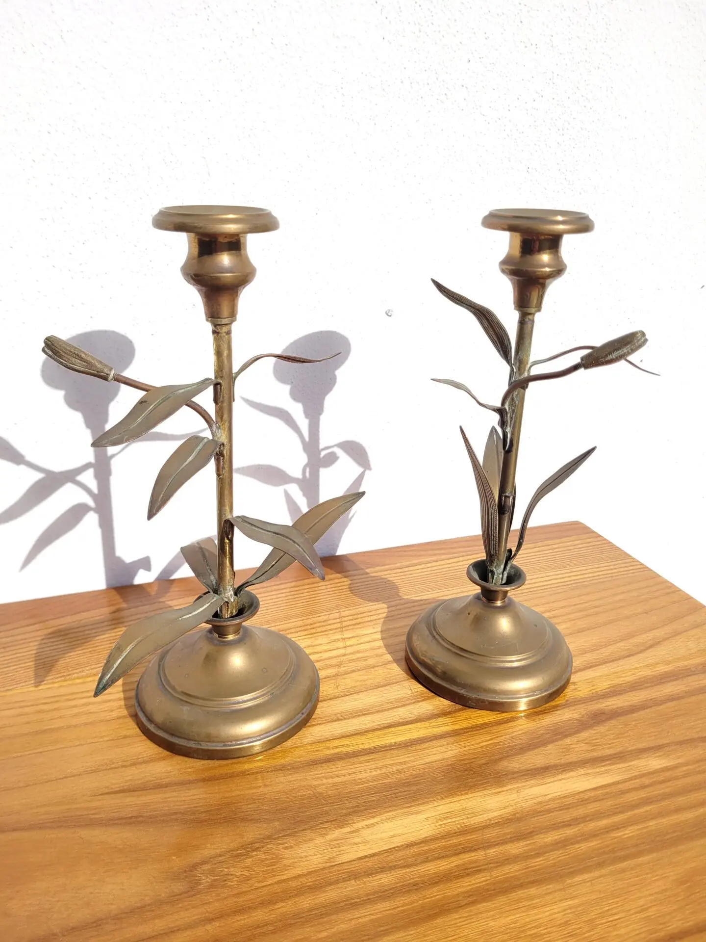 Paire de bougeoirs laiton à décor végétal 01
