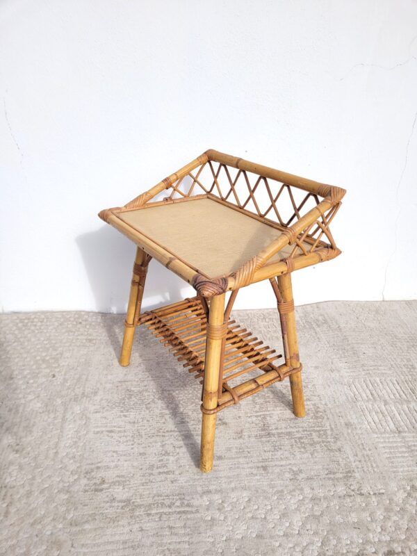 Table de chevet en rotin vers 1970 03