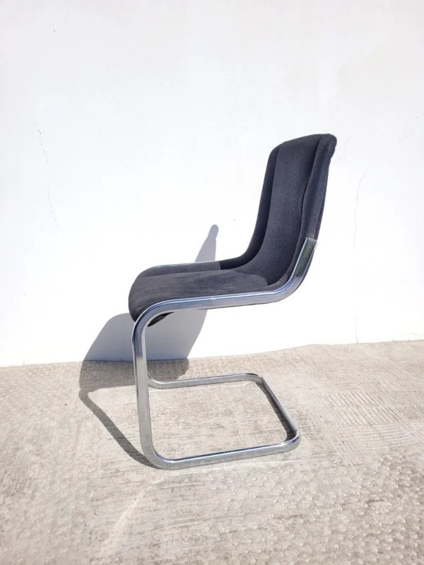Chaise suspendue chrome et tissu 1970 02