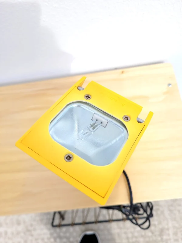 Lampe triangle années 80 télescopique jaune 04