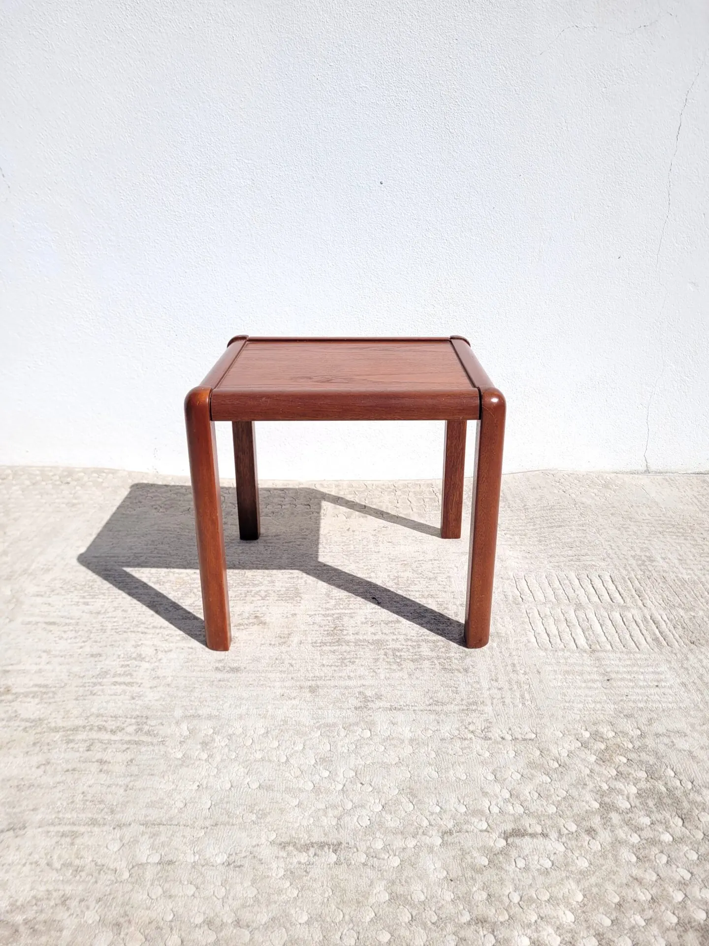 Petite table d'appoint basse vintage en teck 01