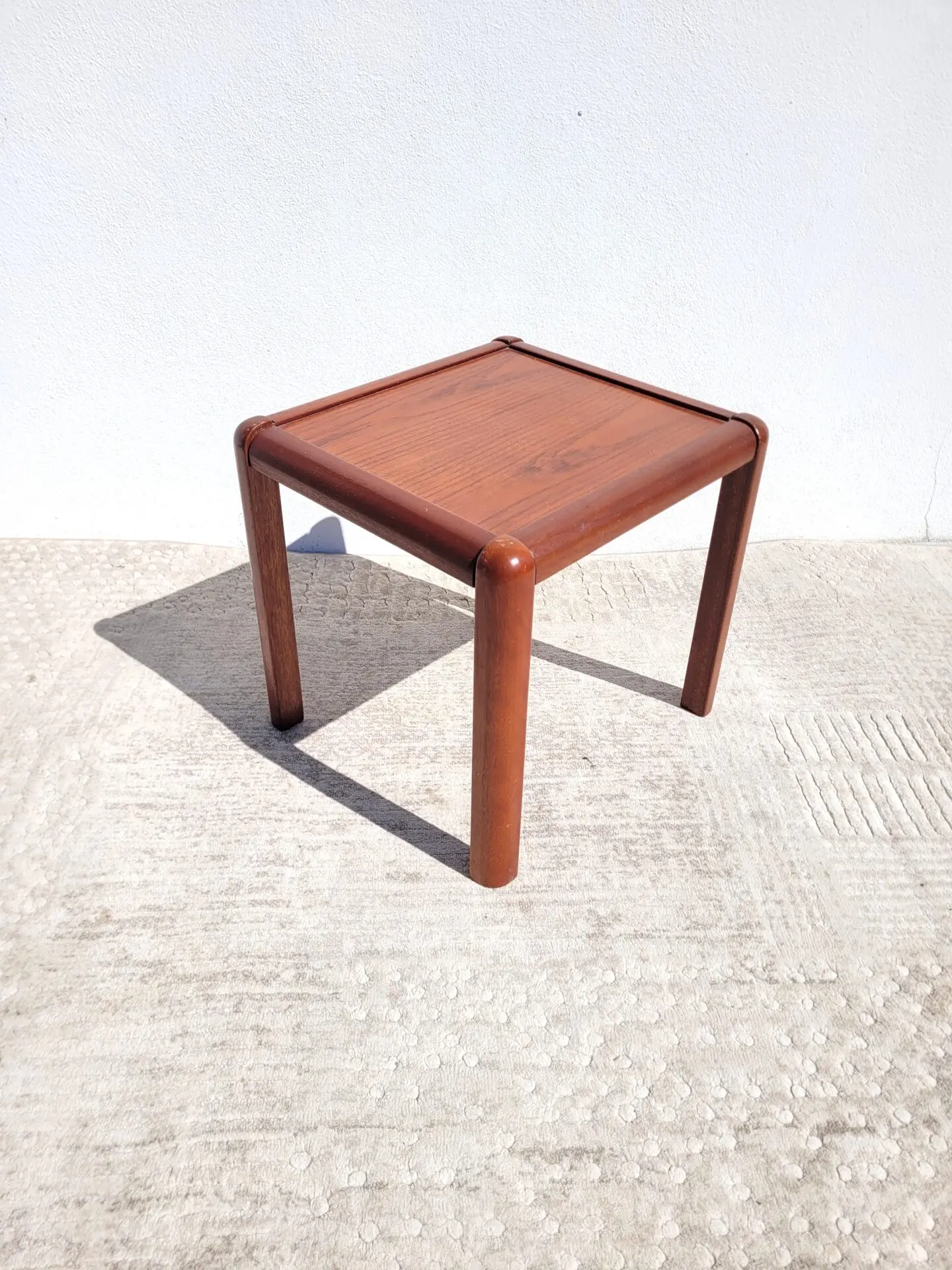 Petite table d'appoint basse vintage en teck 02