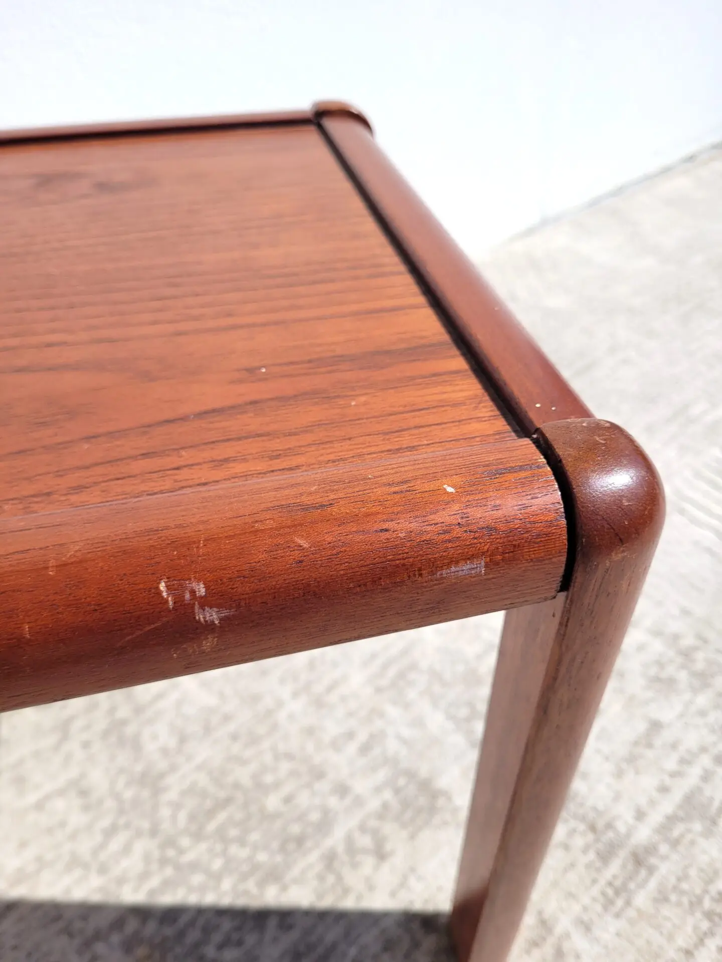 Petite table d'appoint basse vintage en teck 04