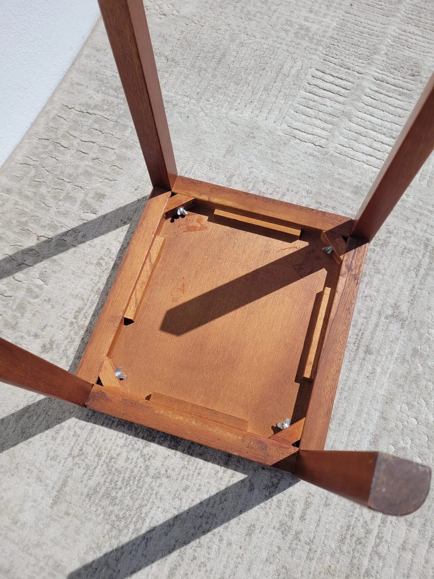 Petite table d'appoint basse vintage en teck 05